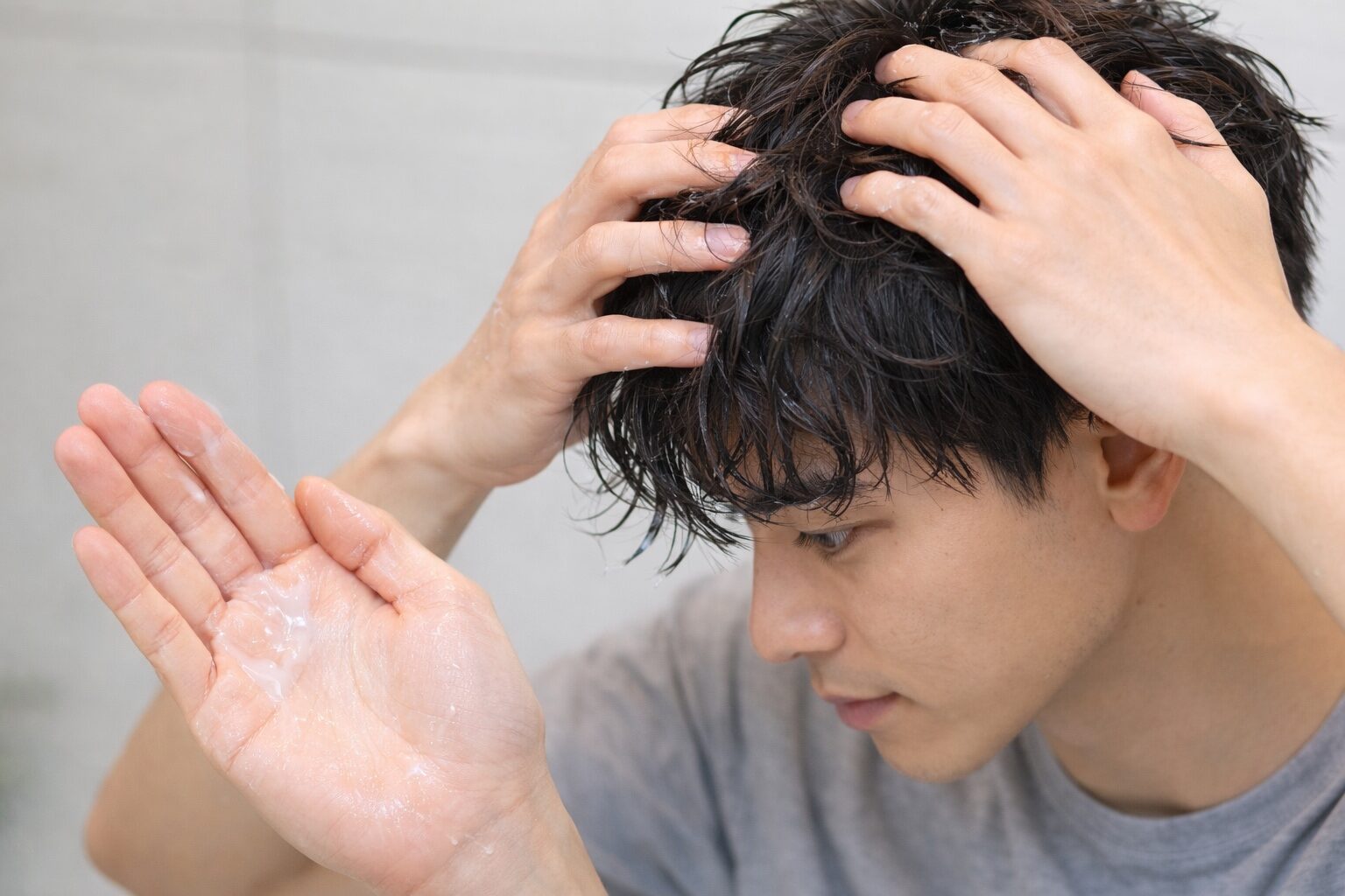 パーマ ワックス 付け方 中間 毛先 揉み込む メンズ セット