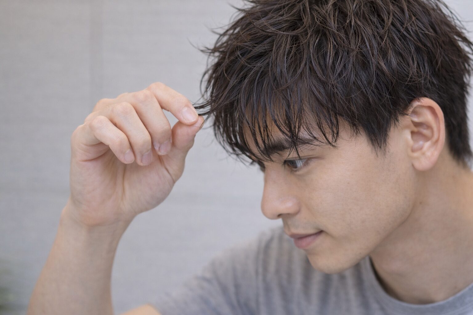 パーマ ワックス 付け方 前髪 つまむ メンズ セット 少量