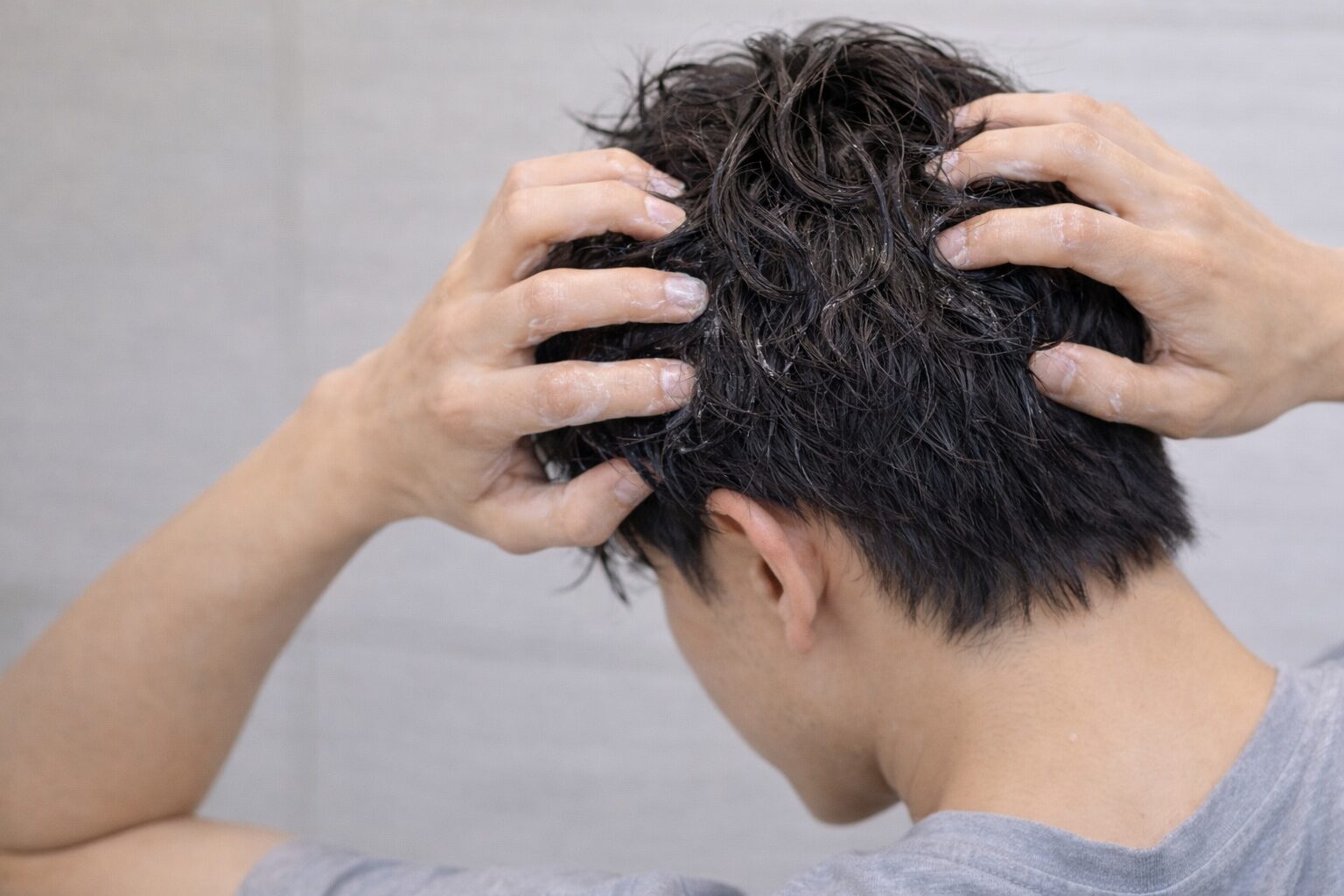 パーマ ワックス 付け方 後頭部 から 揉み込む メンズ セット